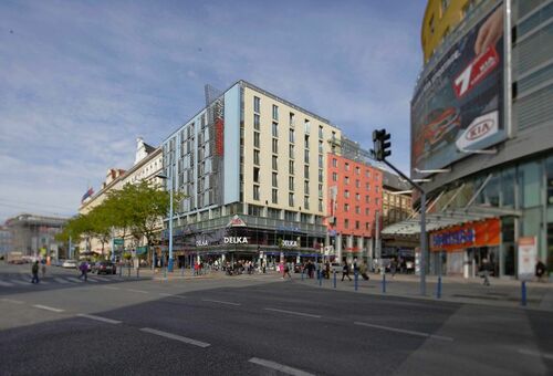 Außenansicht des InterCityHotels Wien an einer belebten Straßenecke.