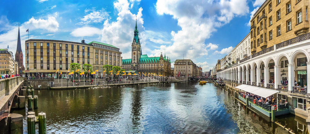 die Alsterarkaden und das Hamburger Rathaus an der Kleinen Alster, Deutschland