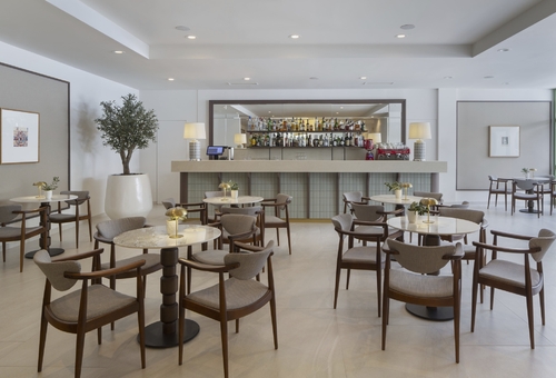 Bar und Lobby des Bluesun Hotel Marina in Brela, Kroatien