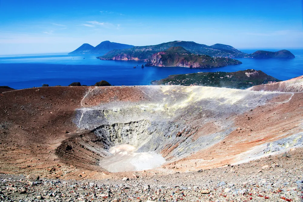 Vulkankrater und Blick über Lipari und Salina