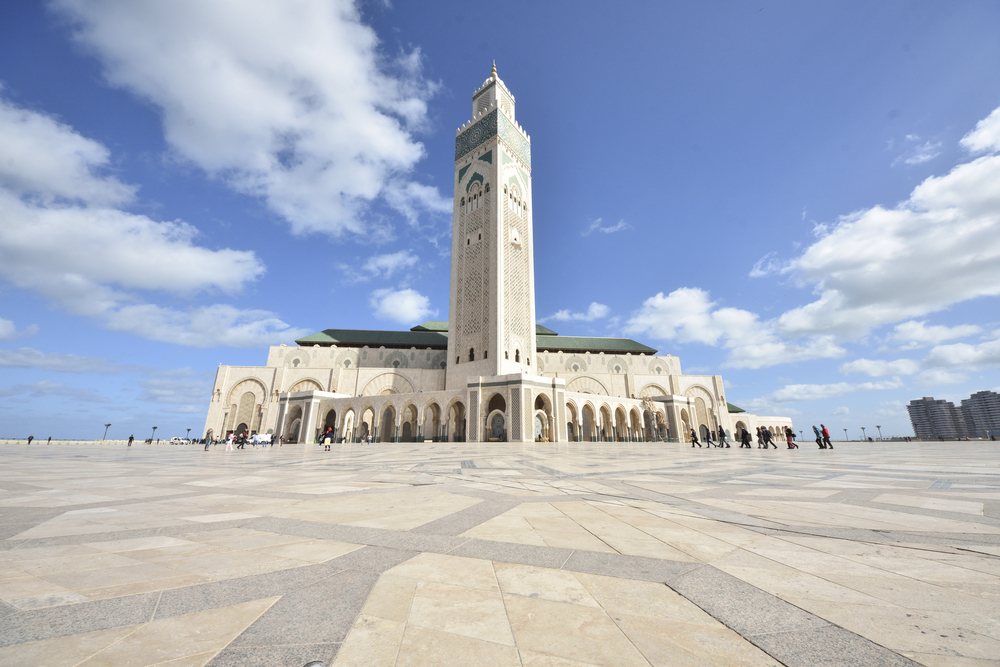 Hassan-II.-Moschee in Casablanca mit hohem Minarett und weitem Vorplatz