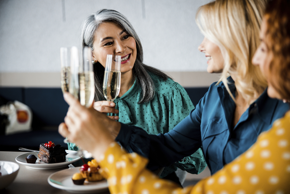 Frauen stoßen mit Sekt an