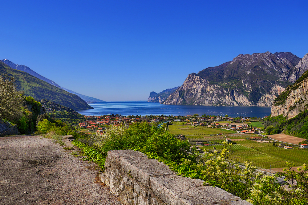 Blick auf den malerischen Gardasee, Italien