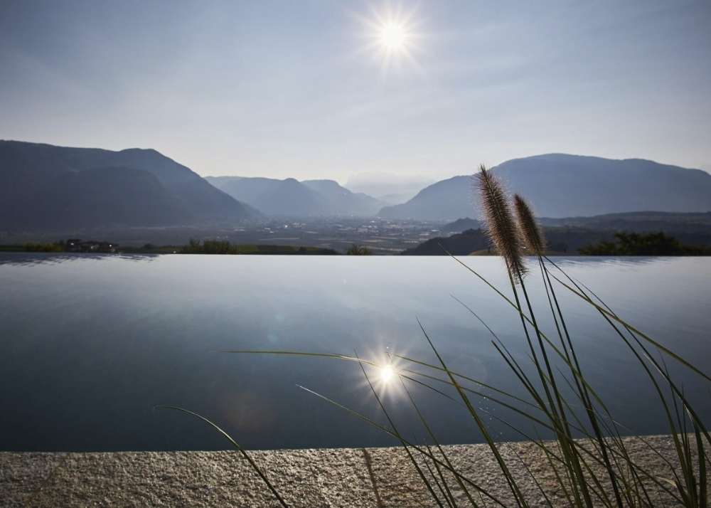 Infinity-Pool des Schloss Hotel Korb, Südtirol, Italien