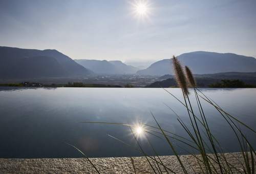 Infinity-Pool des Schloss Hotel Korb, Südtirol, Italien