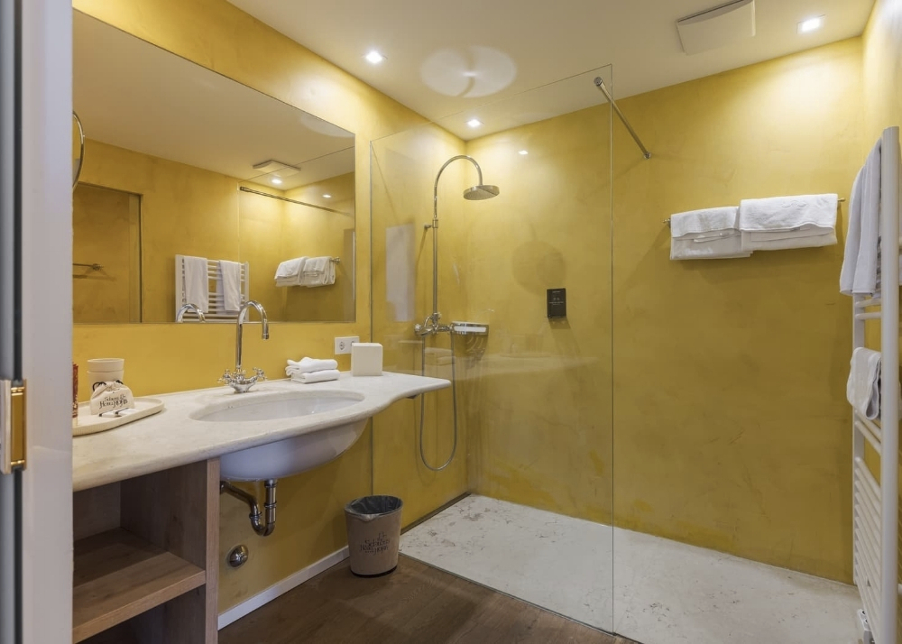 Bad des Exklusiv Doppelzimmer im Schloss Hotel Korb, Südtirol, Italien