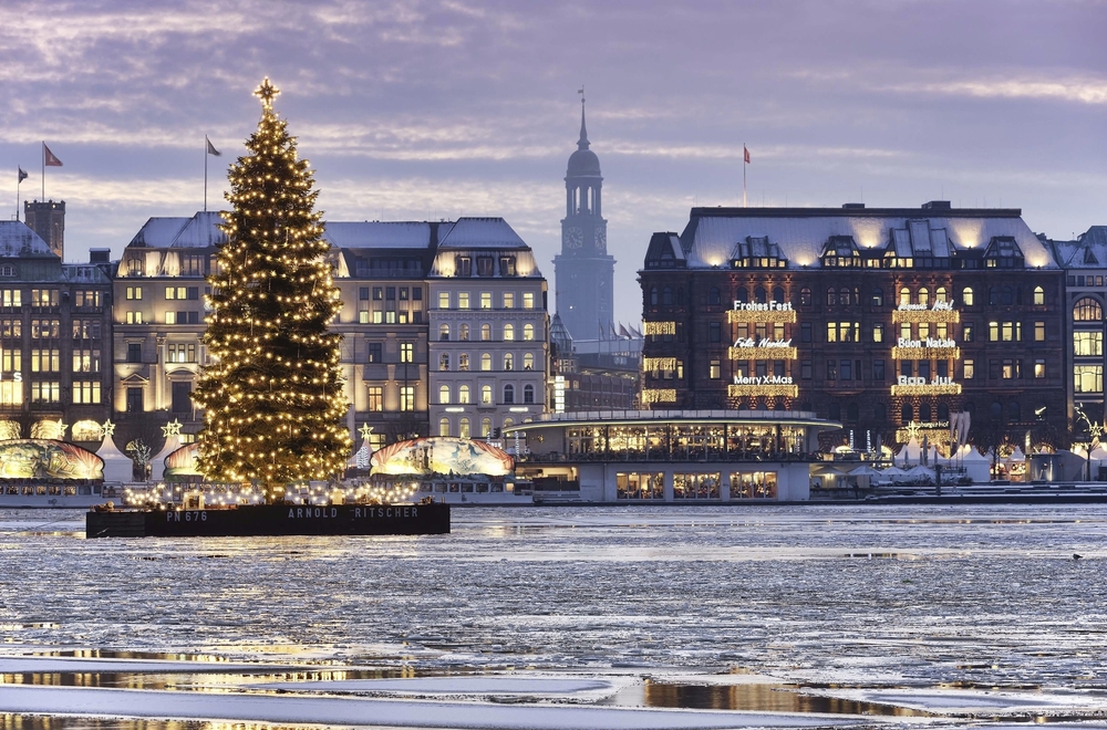 Weihnachtsbaum auf der Binnenalster in Hamburg
