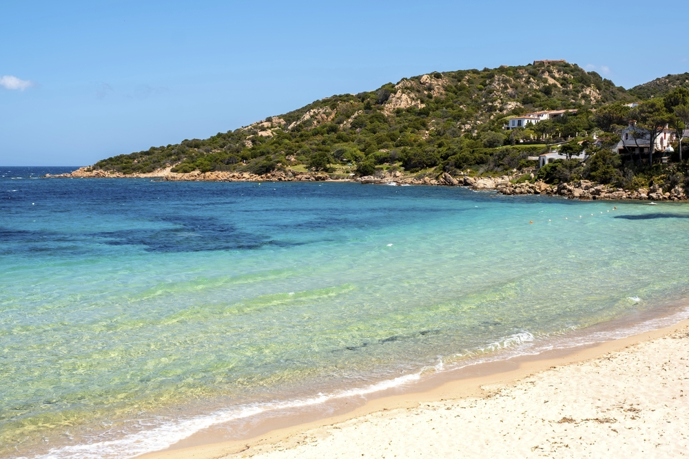 Blick auf den Strand von Baia Sardinia, ein Touristenort im Norden Sardiniens Insel, berühmt für die Klarheit des Meeres und die Schönheit der umliegenden Landschaft