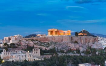 Blick auf einen beleuchteten Tempel in Athen